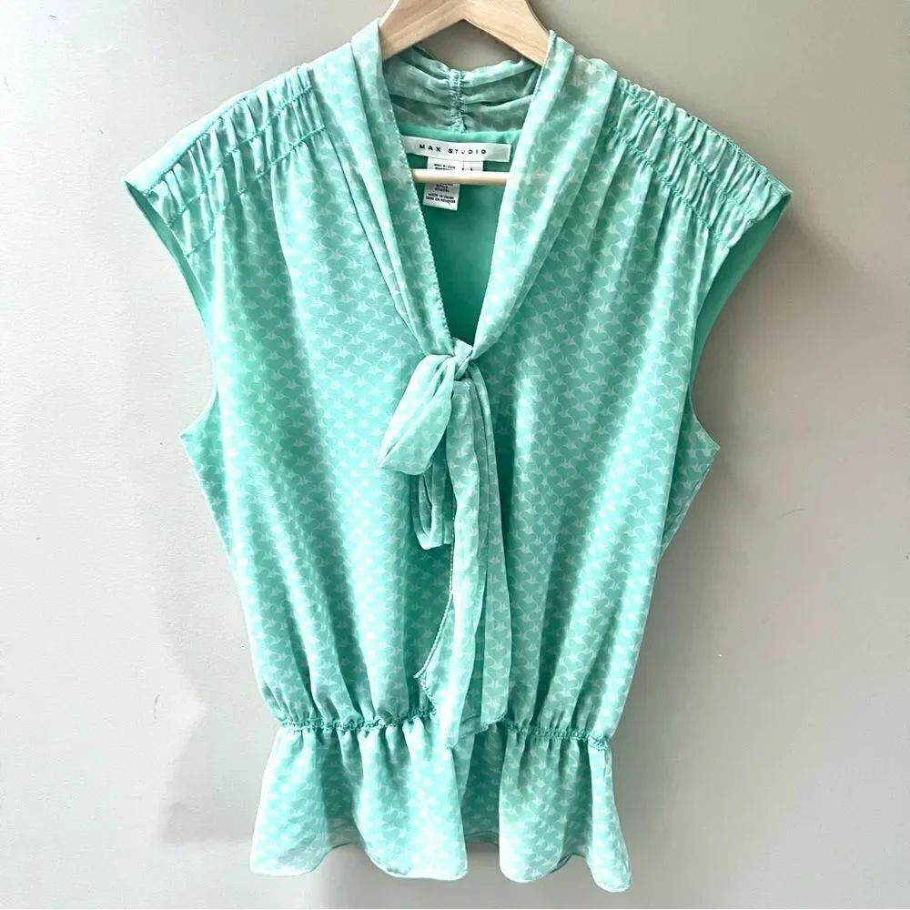 Max Studio cute heat print elastic waist top.  Size L